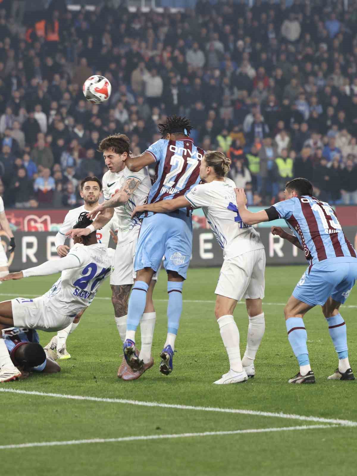 Trendyol Süper Lig: Trabzonspor: 0 - Çaykur Rizespor: 0 (İlk yarı)
