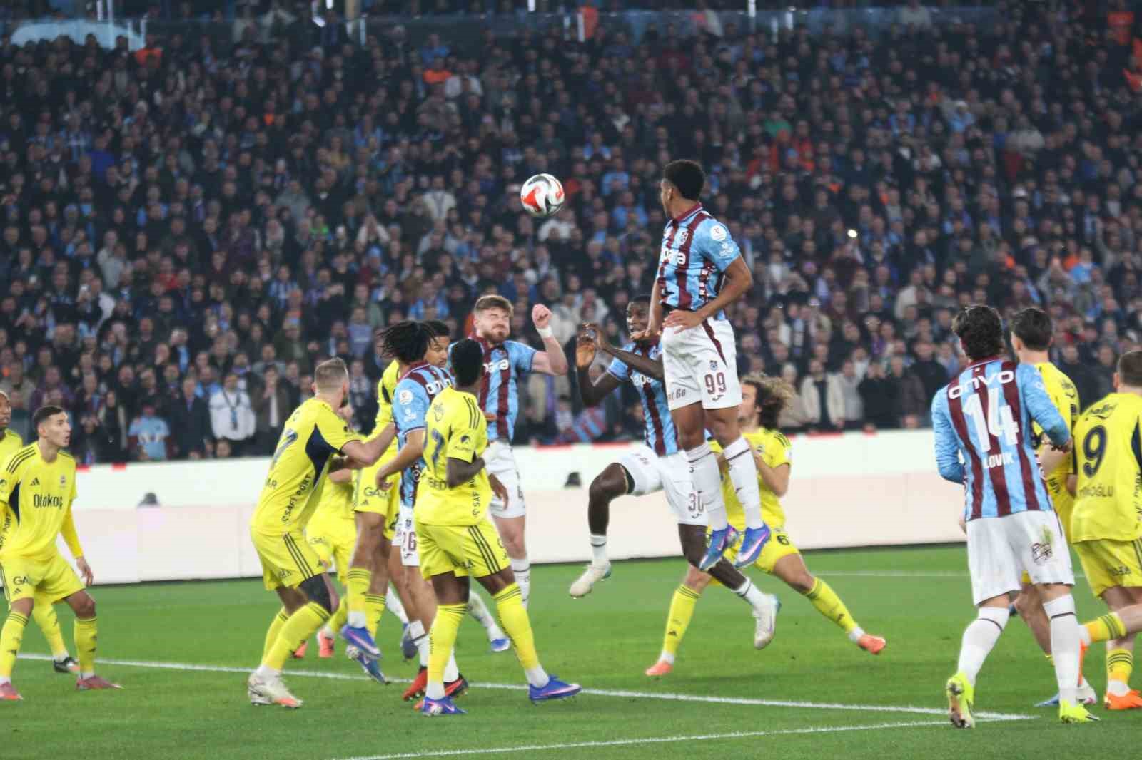 Trendyol Süper Lig: Trabzonspor: 1 - Fenerbahçe: 1 (Maç devam ediyor)
