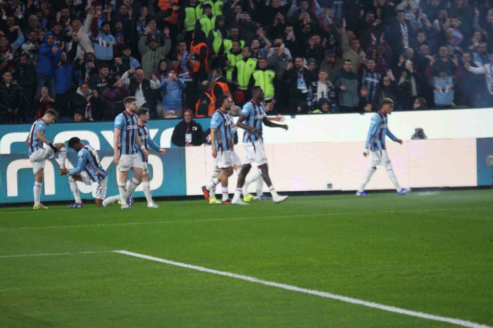 Trendyol Süper Lig: Trabzonspor: 1 - Fenerbahçe: 1 (Maç devam ediyor)
