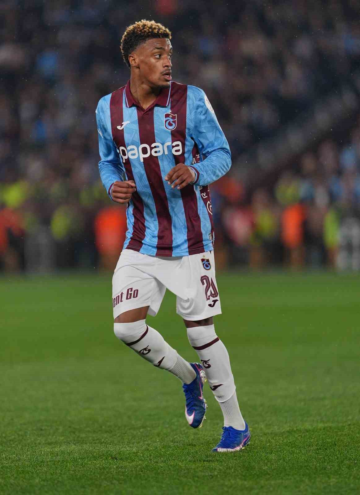 Trendyol Süper Lig: Trabzonspor: 1 - Galatasaray: 0 (İlk yarı)
