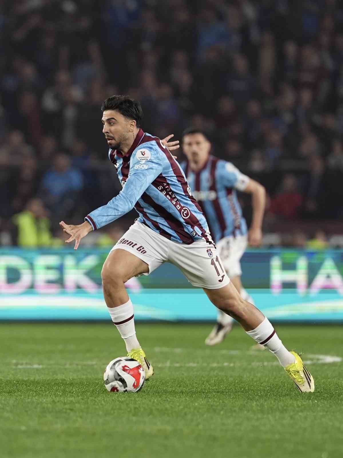 Trendyol Süper Lig: Trabzonspor: 1 - Galatasaray: 0 (İlk yarı)
