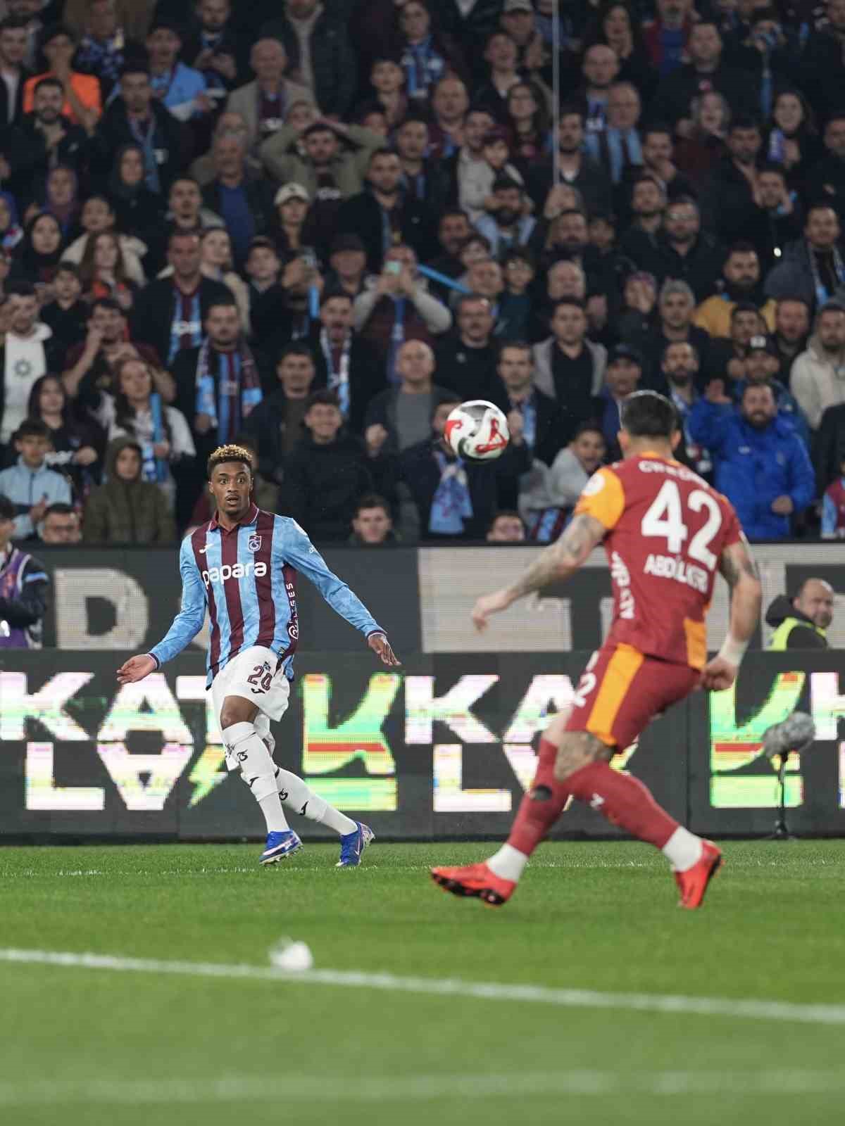 Trendyol Süper Lig: Trabzonspor: 1 - Galatasaray: 0 (İlk yarı)
