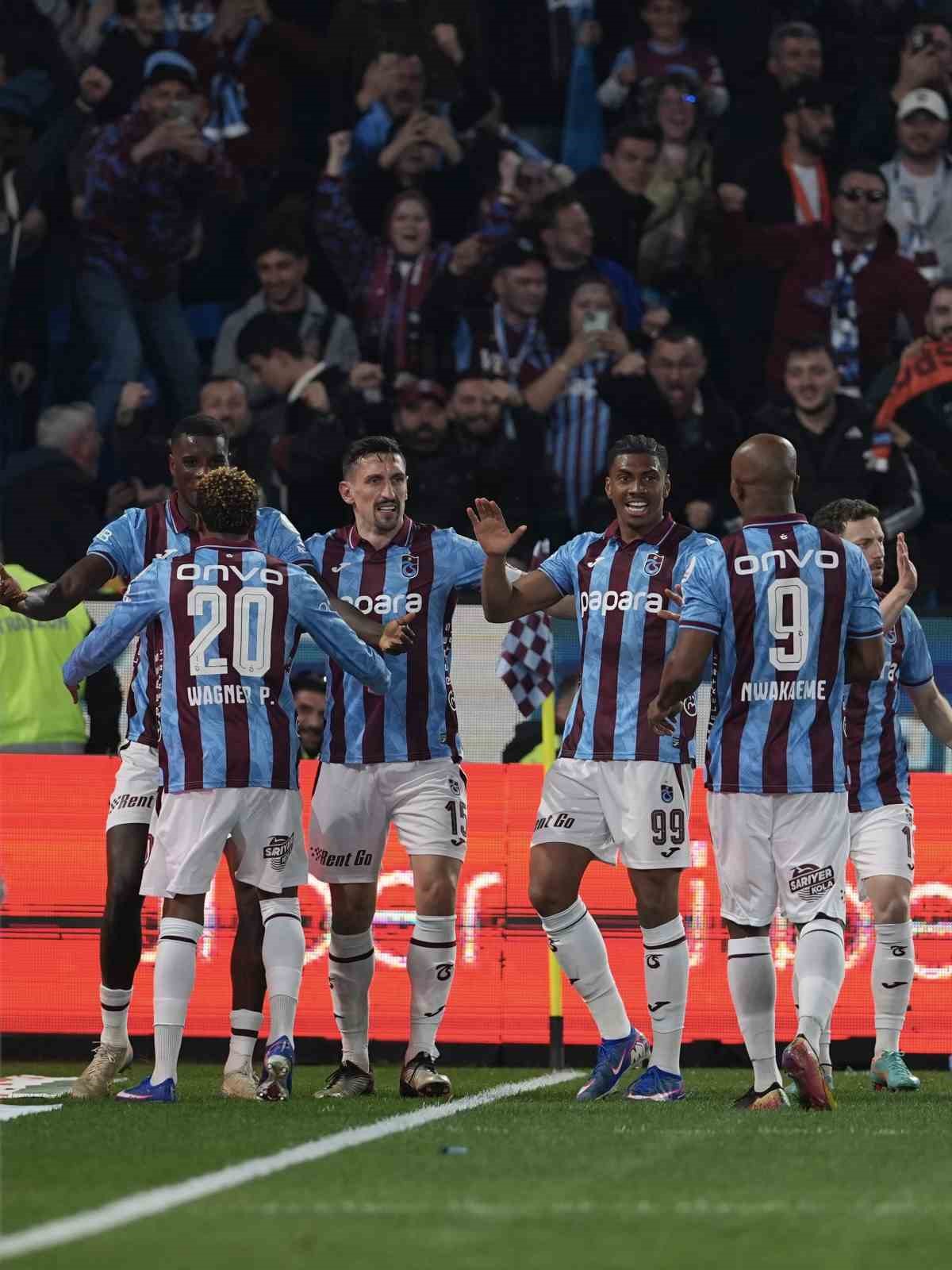 Trendyol Süper Lig: Trabzonspor: 1 - Galatasaray: 0 (İlk yarı)
