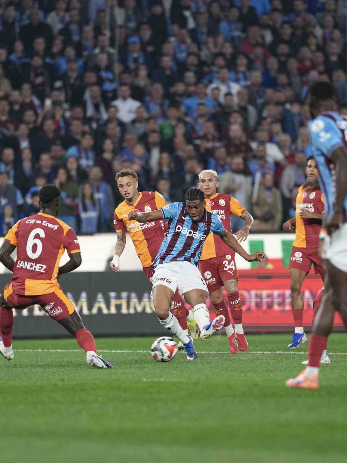 Trendyol Süper Lig: Trabzonspor: 1 - Galatasaray: 0 (İlk yarı)
