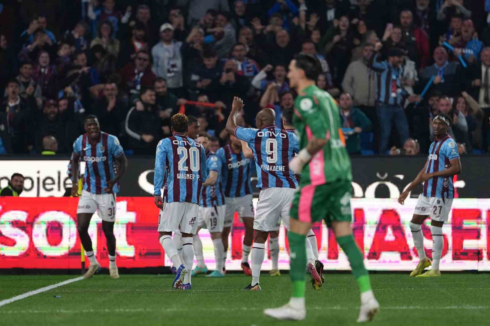 Trendyol Süper Lig: Trabzonspor: 1 - Galatasaray: 0 (İlk yarı)
