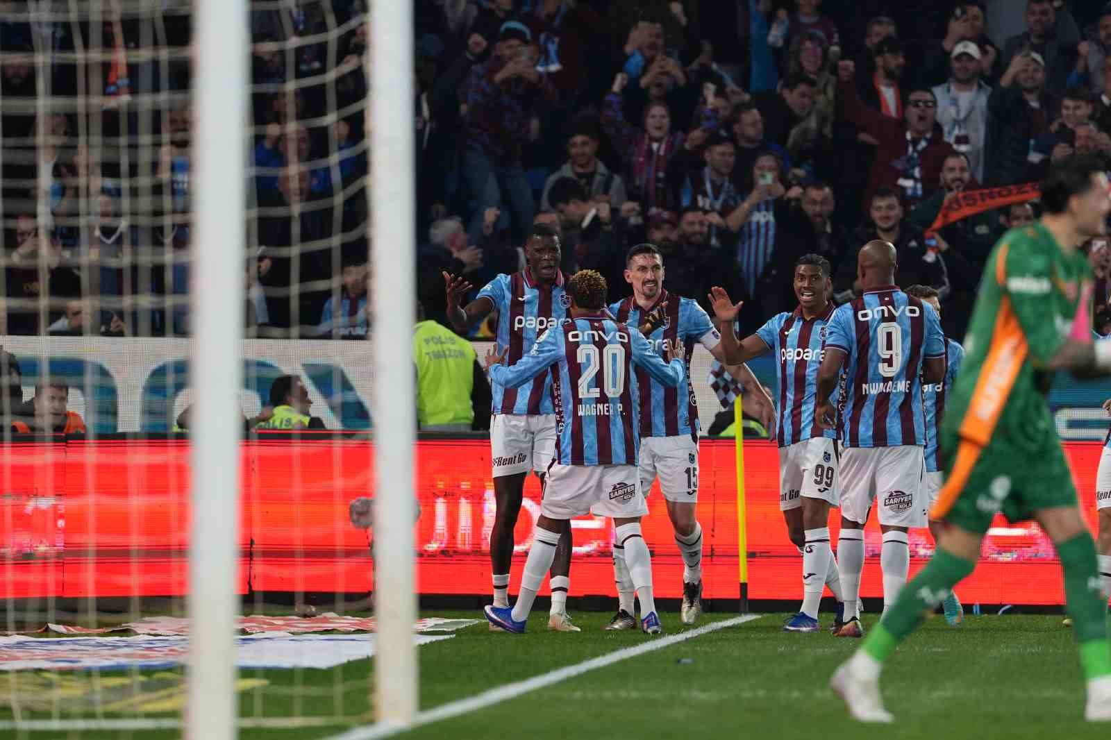 Trendyol Süper Lig: Trabzonspor: 1 - Galatasaray: 0 (İlk yarı)
