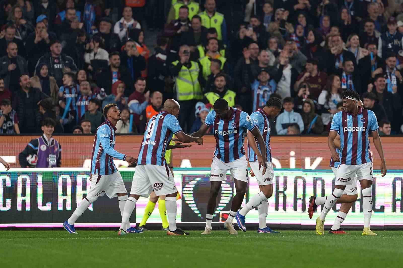 Trendyol Süper Lig: Trabzonspor: 1 - Galatasaray: 0 (İlk yarı)
