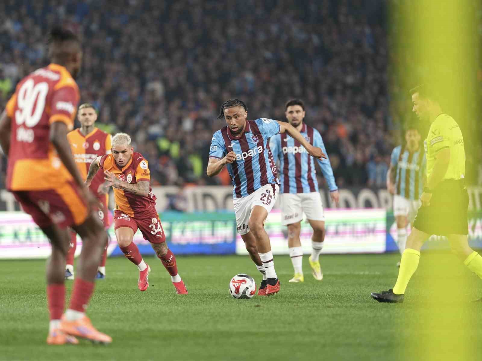 Trendyol Süper Lig: Trabzonspor: 1 - Galatasaray: 0 (İlk yarı)
