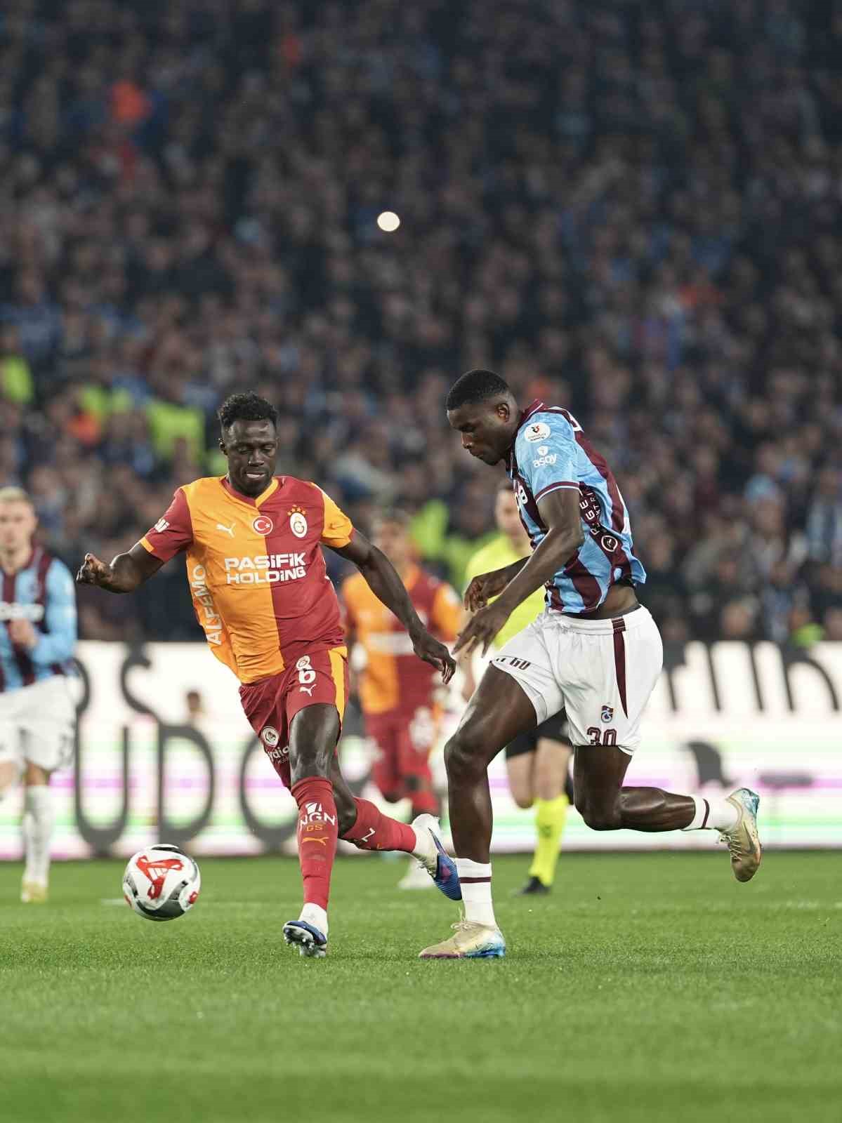 Trendyol Süper Lig: Trabzonspor: 1 - Galatasaray: 0 (İlk yarı)
