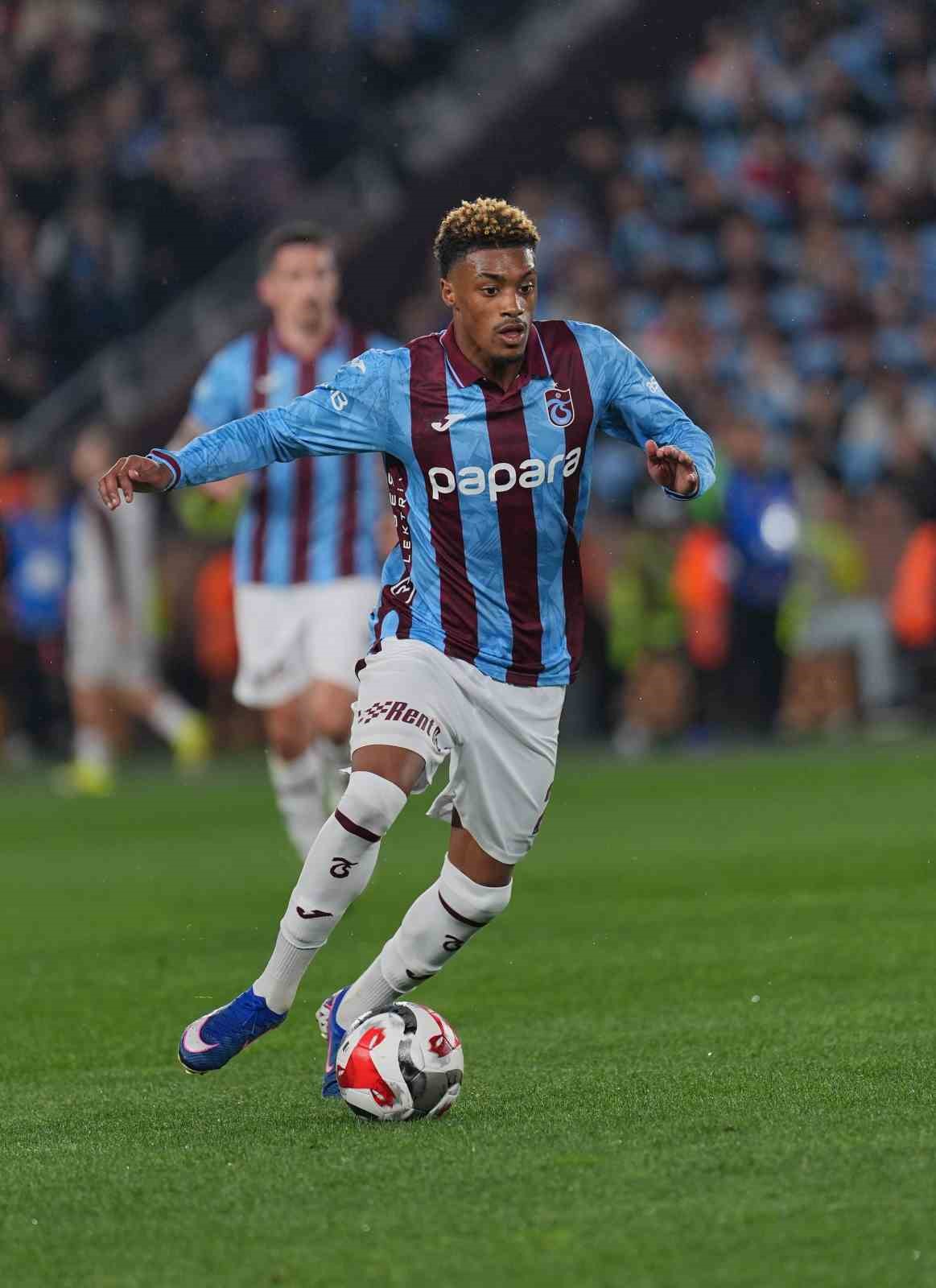 Trendyol Süper Lig: Trabzonspor: 1 - Galatasaray: 0 (İlk yarı)
