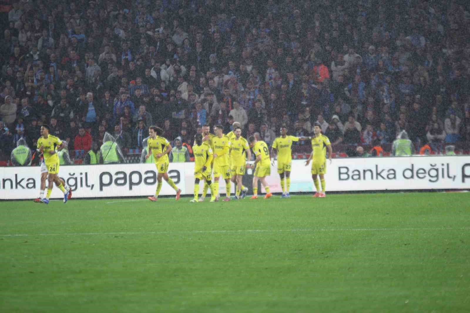 Trendyol Süper Lig: Trabzonspor: 2 - Fenerbahçe: 2 (İlk yarı)
