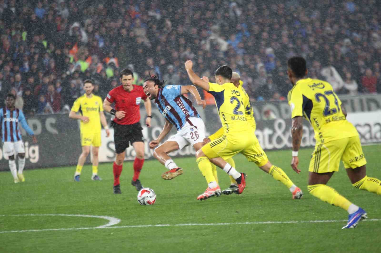 Trendyol Süper Lig: Trabzonspor: 2 - Fenerbahçe: 2 (İlk yarı)
