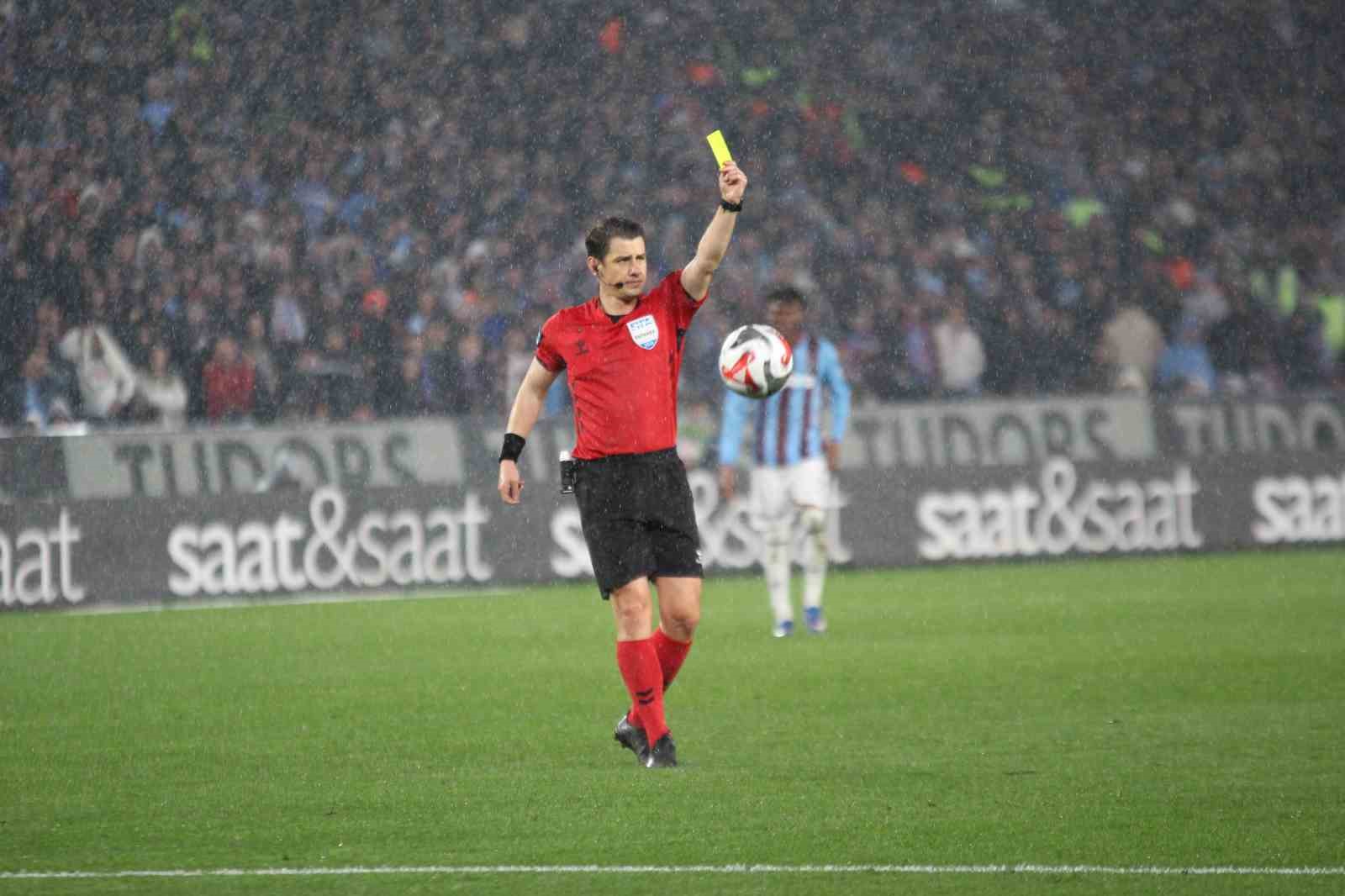 Trendyol Süper Lig: Trabzonspor: 2 - Fenerbahçe: 2 (İlk yarı)
