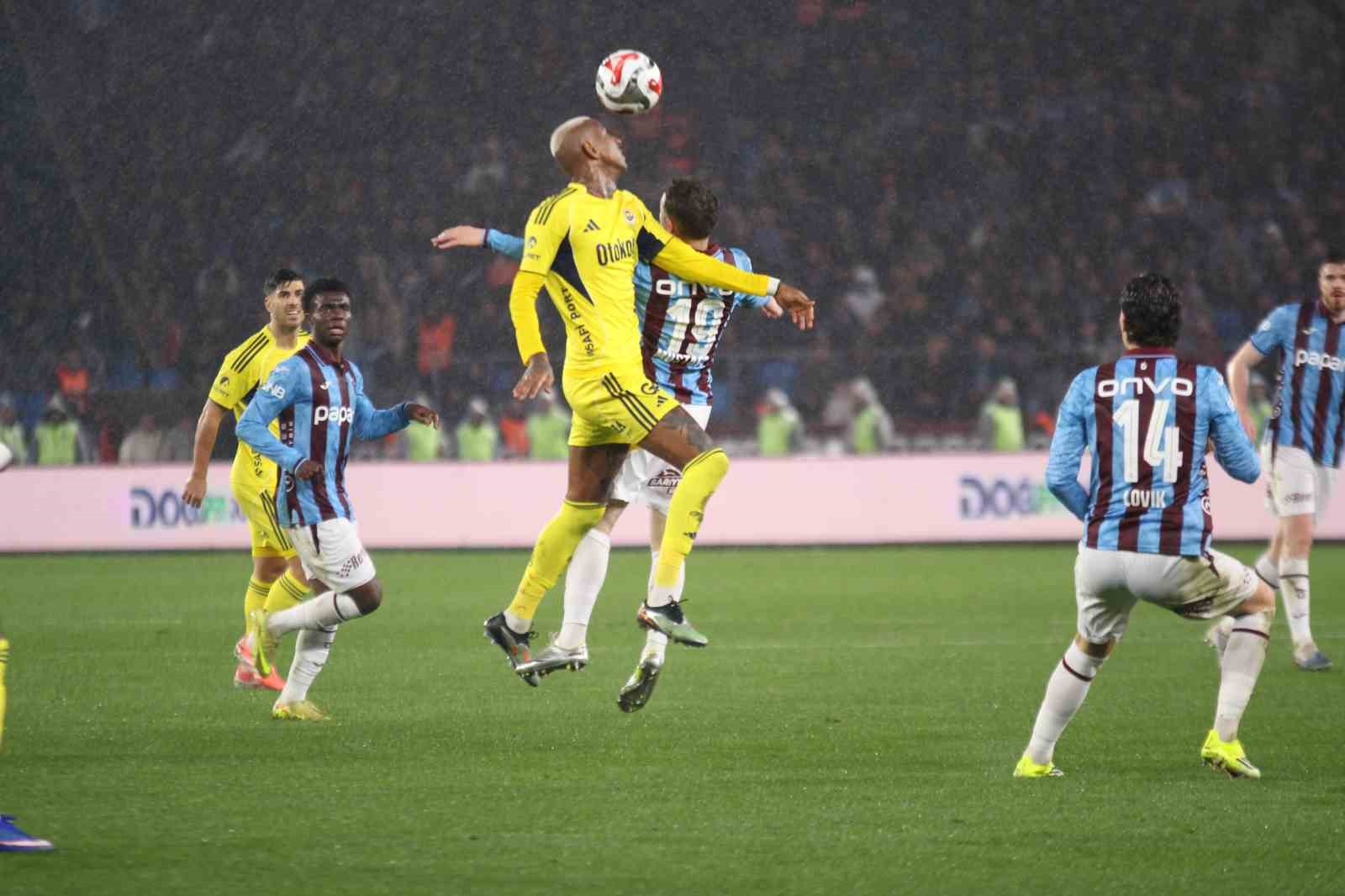 Trendyol Süper Lig: Trabzonspor: 2 - Fenerbahçe: 2 (İlk yarı)
