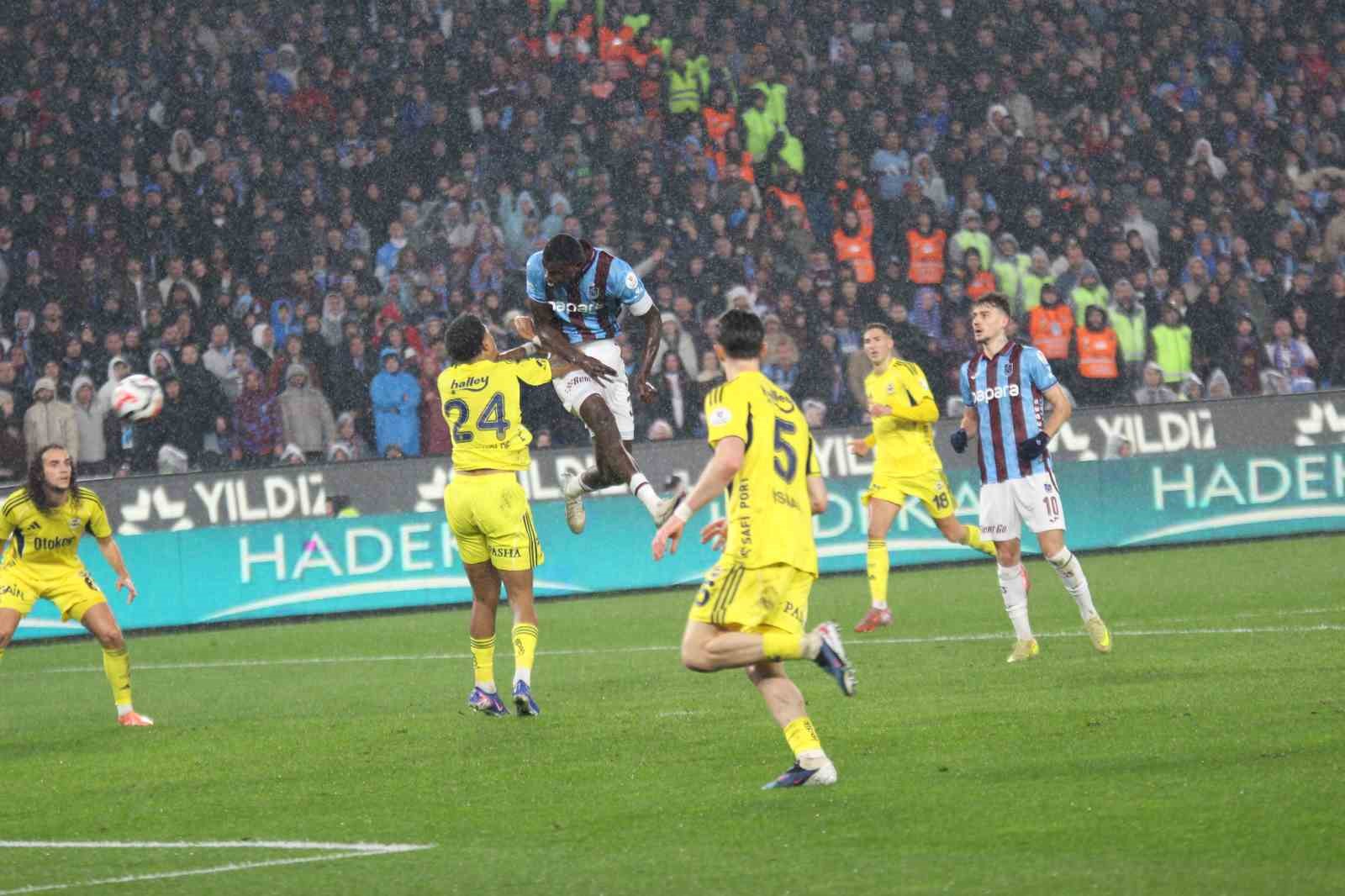 Trendyol Süper Lig: Trabzonspor: 2 - Fenerbahçe: 2 (İlk yarı)
