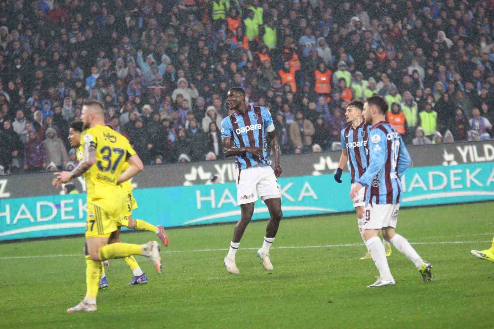 Trendyol Süper Lig: Trabzonspor: 2 - Fenerbahçe: 2 (İlk yarı)
