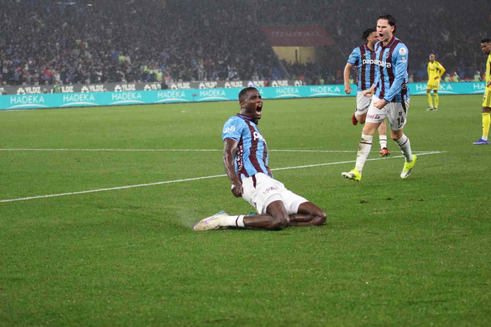 Trendyol Süper Lig: Trabzonspor: 2 - Fenerbahçe: 2 (İlk yarı)
