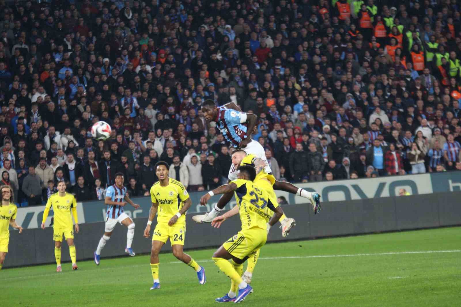 Trendyol Süper Lig: Trabzonspor: 2 - Fenerbahçe: 2 (İlk yarı)
