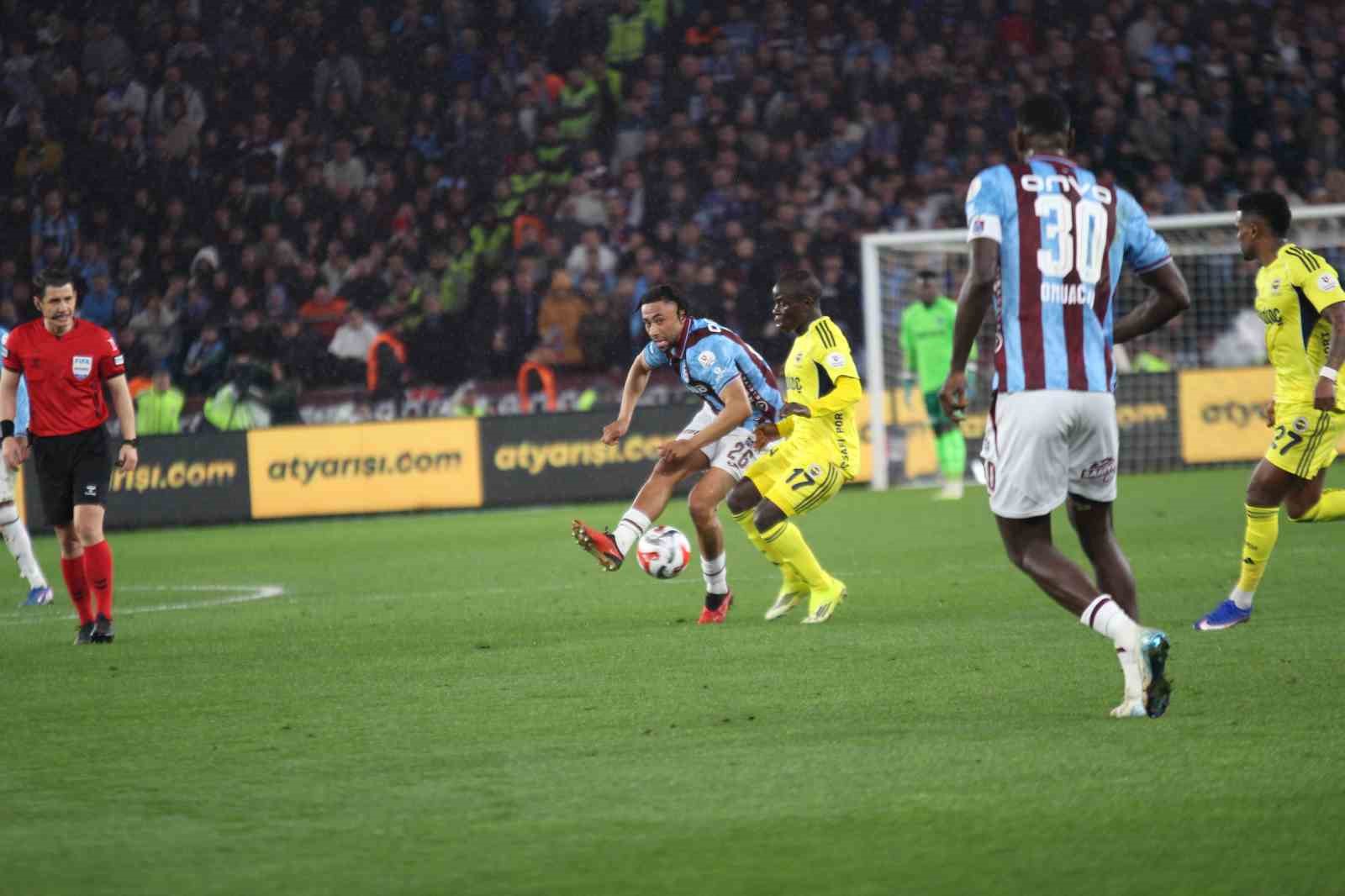 Trendyol Süper Lig: Trabzonspor: 2 - Fenerbahçe: 2 (İlk yarı)
