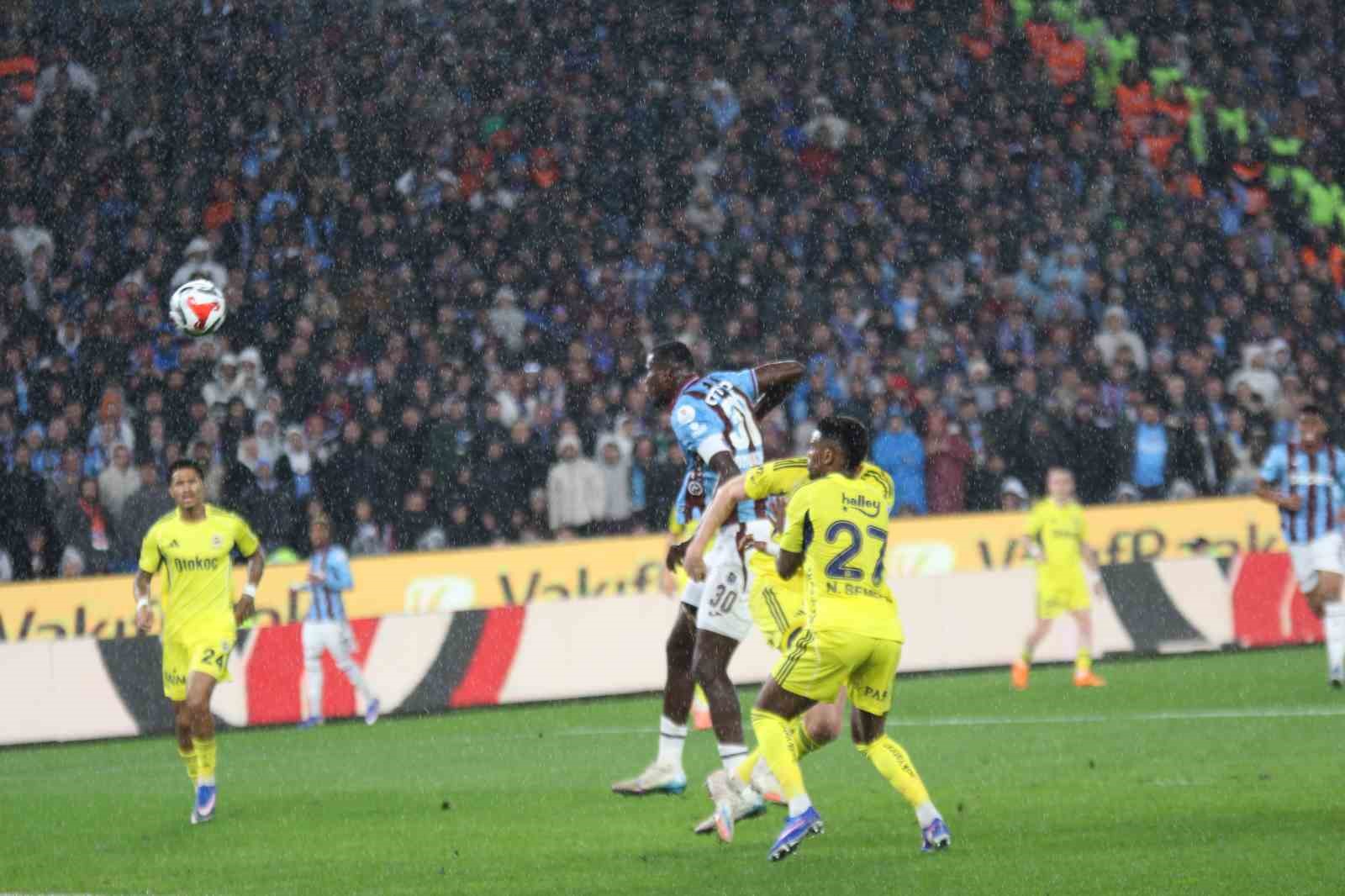 Trendyol Süper Lig: Trabzonspor: 2 - Fenerbahçe: 2 (İlk yarı)

