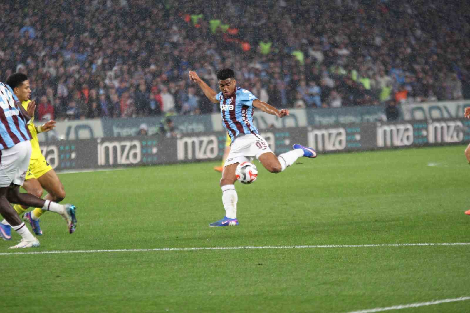 Trendyol Süper Lig: Trabzonspor: 2 - Fenerbahçe: 2 (İlk yarı)
