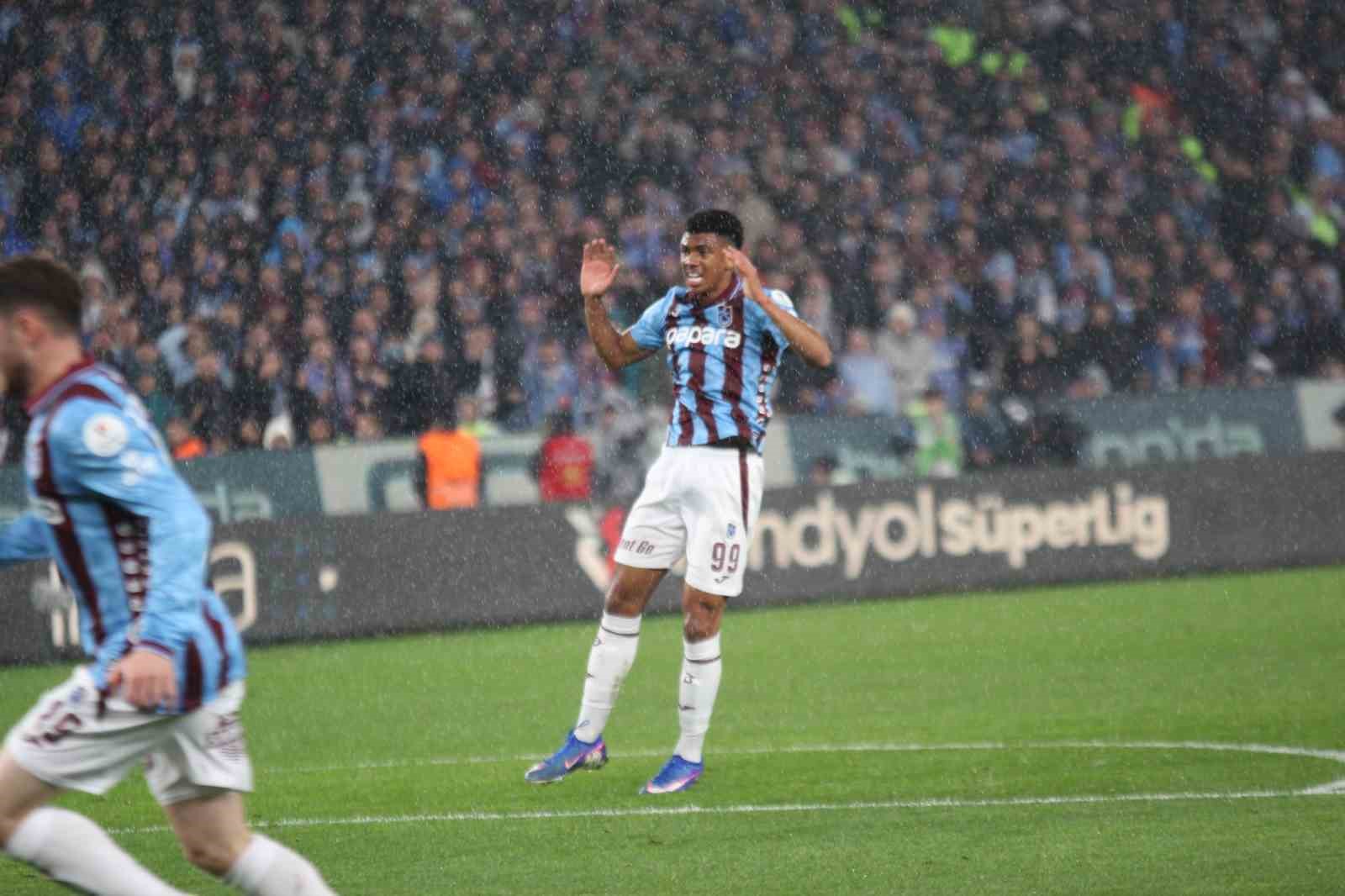 Trendyol Süper Lig: Trabzonspor: 2 - Fenerbahçe: 2 (İlk yarı)
