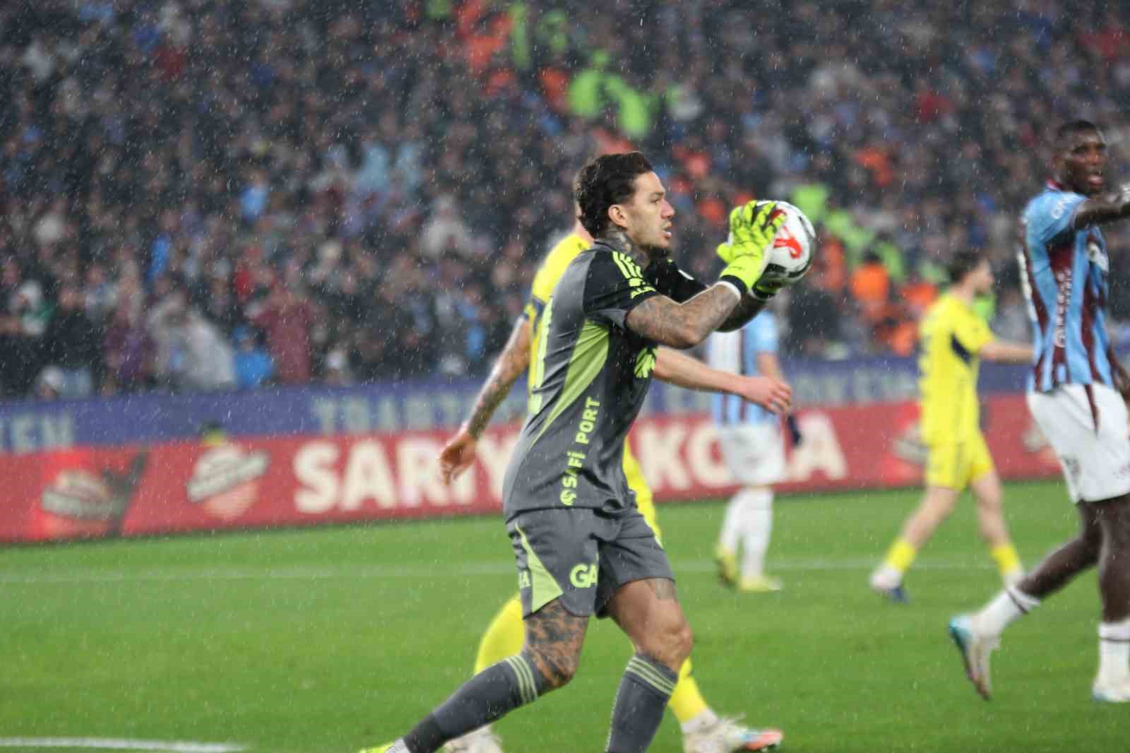 Trendyol Süper Lig: Trabzonspor: 2 - Fenerbahçe: 2 (İlk yarı)
