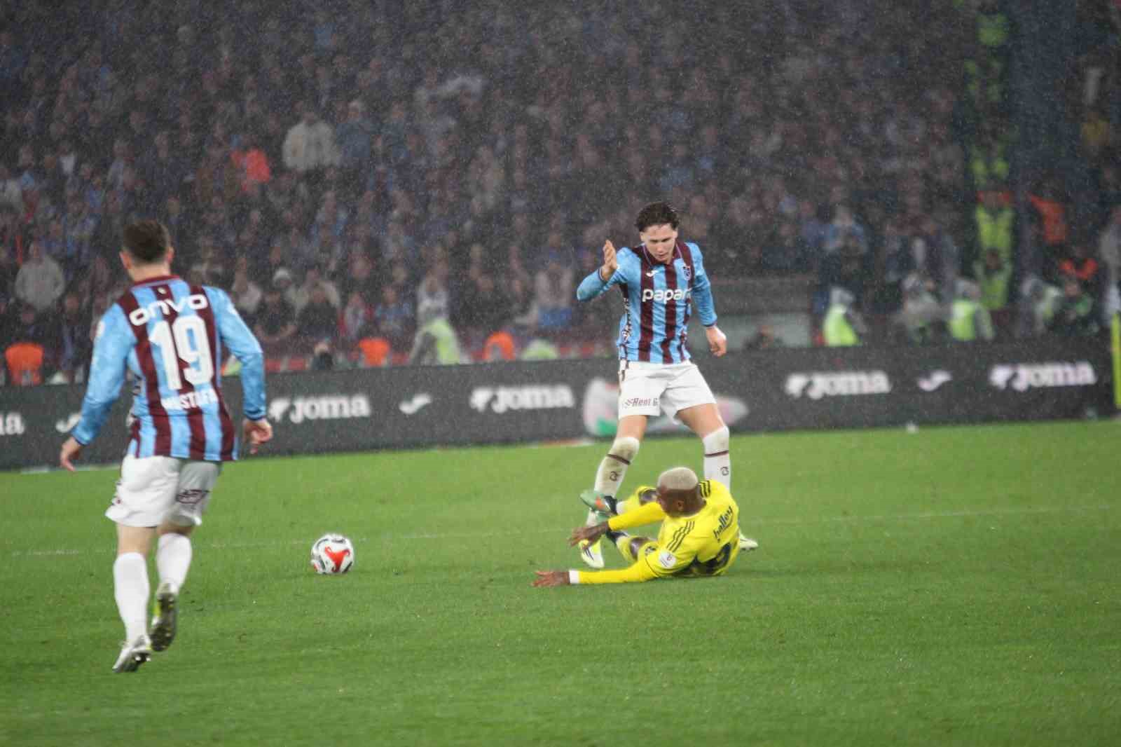 Trendyol Süper Lig: Trabzonspor: 2 - Fenerbahçe: 2 (İlk yarı)
