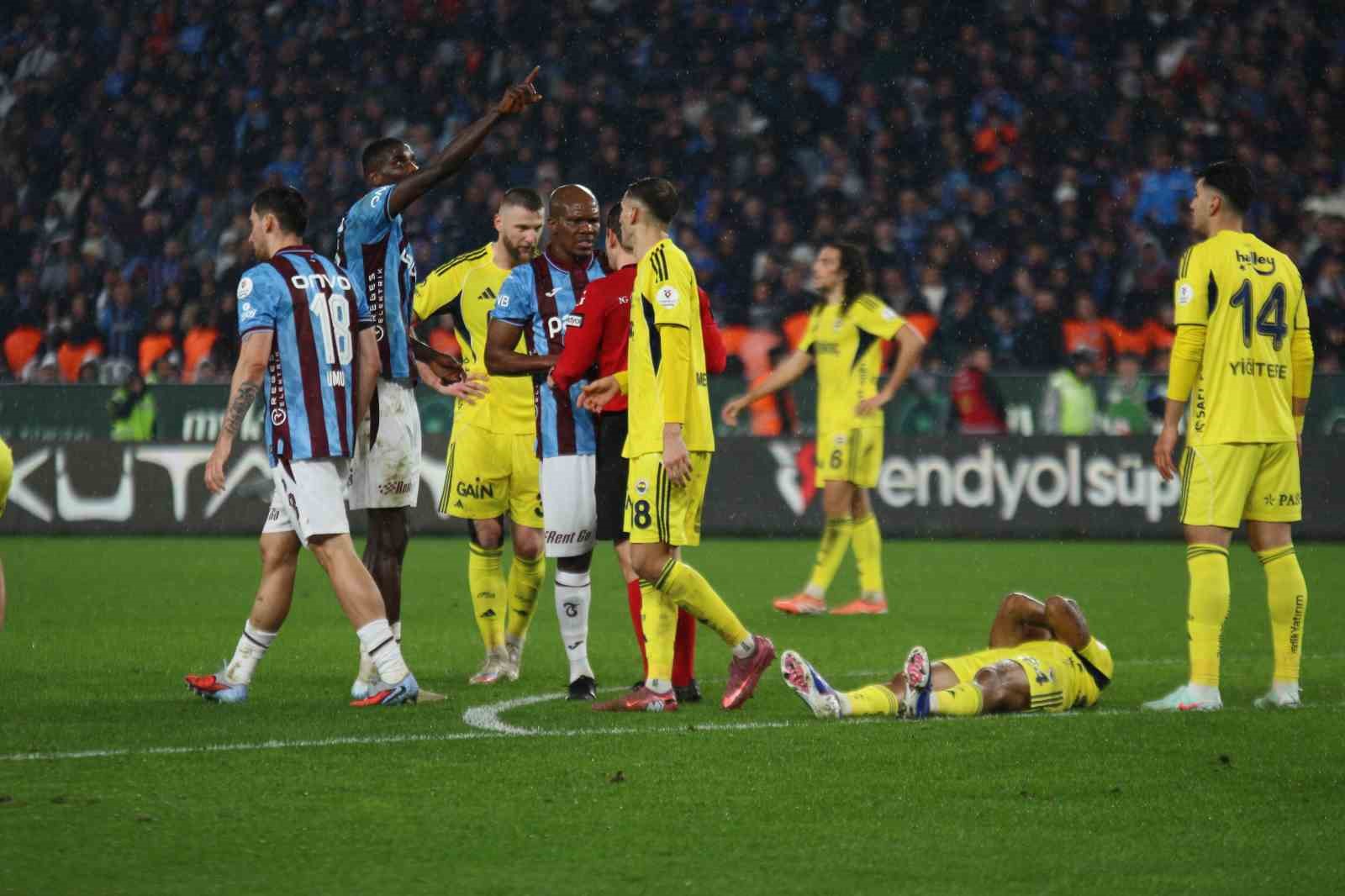 Trendyol Süper Lig: Trabzonspor: 2 - Fenerbahçe: 3 (Maç sonucu)
Trendyol Süper Lig: Trabzonspor: 2 - Fenerbahçe: 3 (Maç sonucu)
