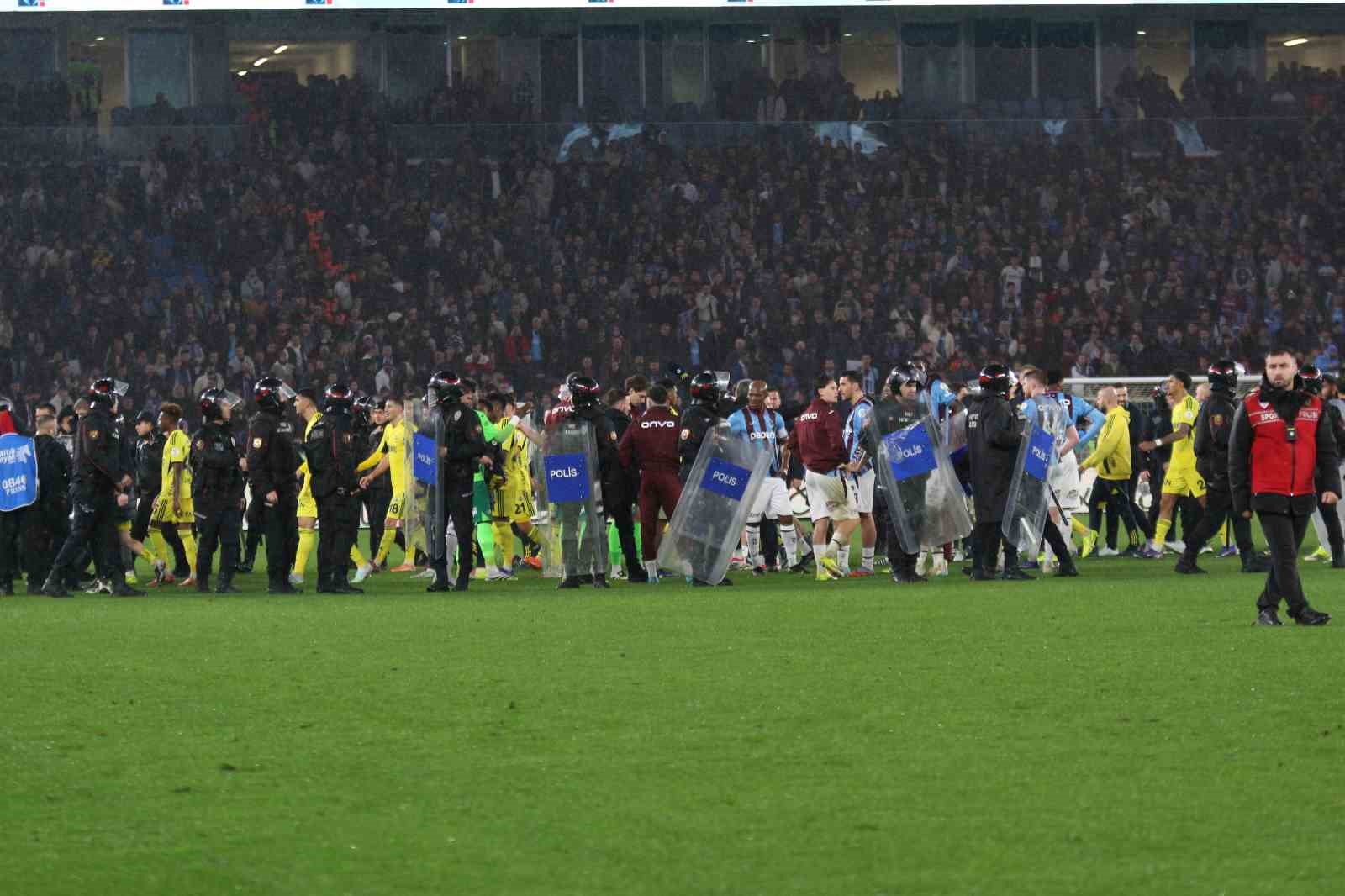 Trendyol Süper Lig: Trabzonspor: 2 - Fenerbahçe: 3 (Maç sonucu)
Trendyol Süper Lig: Trabzonspor: 2 - Fenerbahçe: 3 (Maç sonucu)