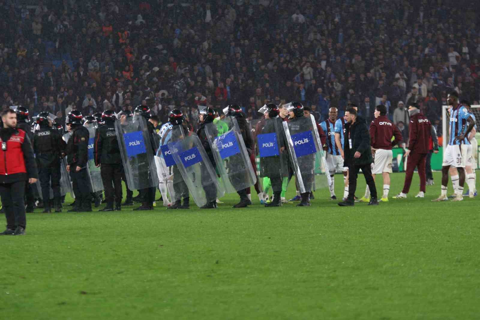 Trendyol Süper Lig: Trabzonspor: 2 - Fenerbahçe: 3 (Maç sonucu)
Trendyol Süper Lig: Trabzonspor: 2 - Fenerbahçe: 3 (Maç sonucu)