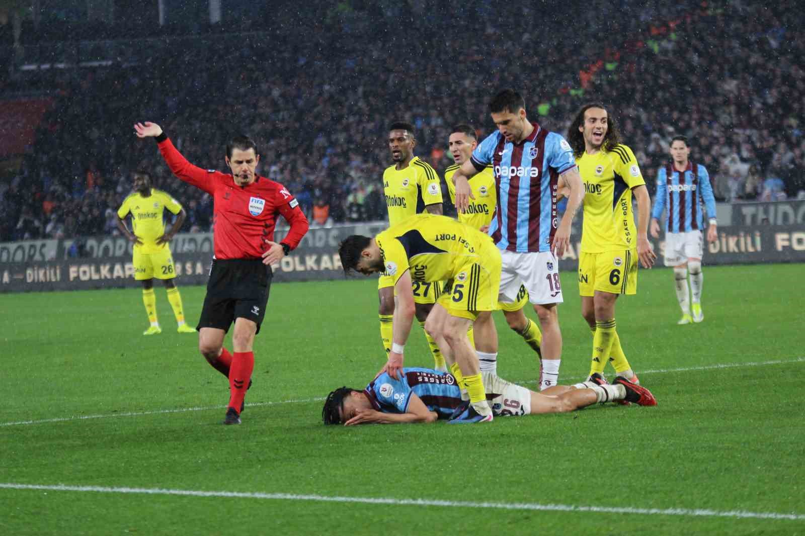 Trendyol Süper Lig: Trabzonspor: 2 - Fenerbahçe: 3 (Maç sonucu)
Trendyol Süper Lig: Trabzonspor: 2 - Fenerbahçe: 3 (Maç sonucu)