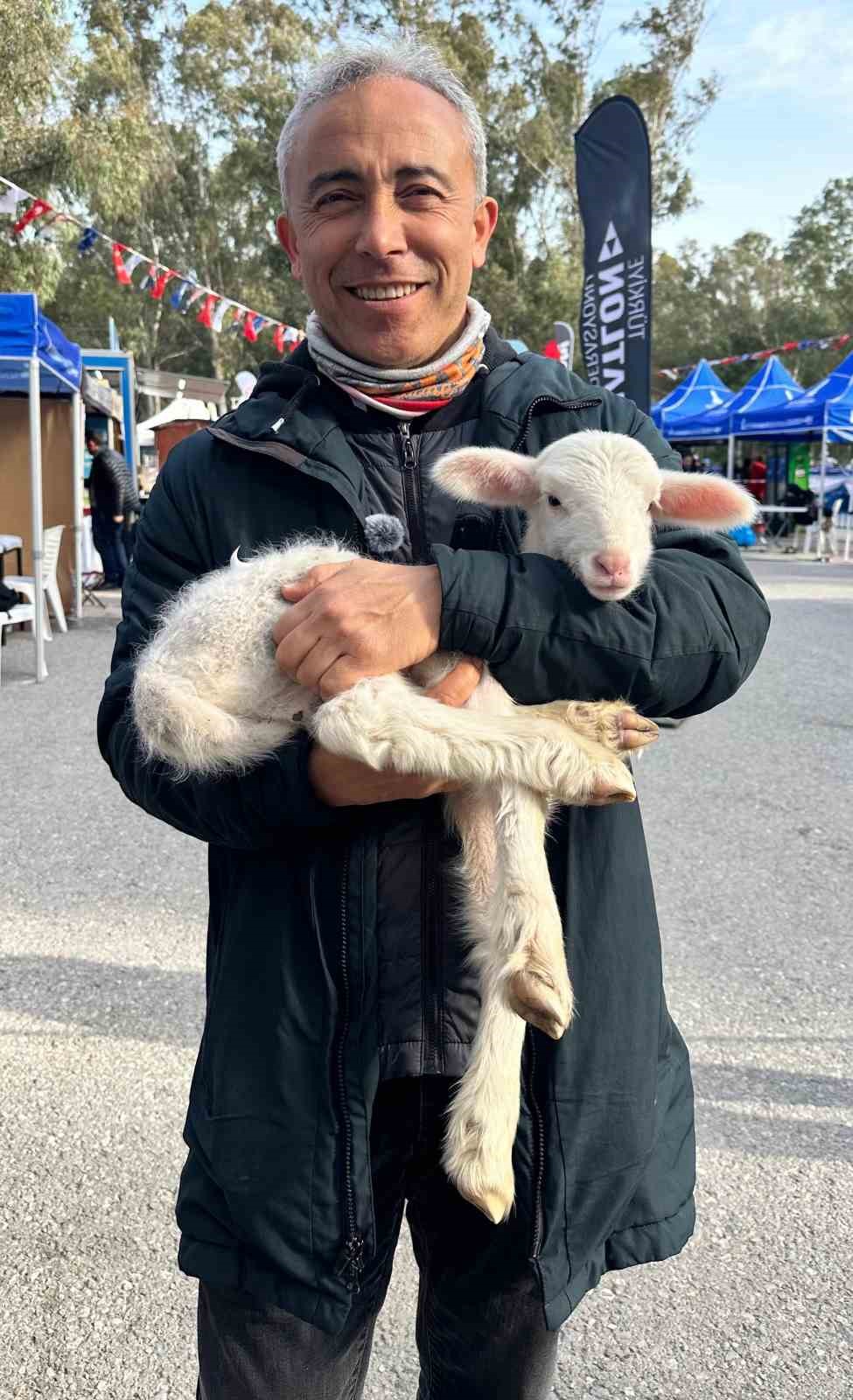 Triatlon yarışında parkura giren kuzu, renkli görüntülere neden oldu
