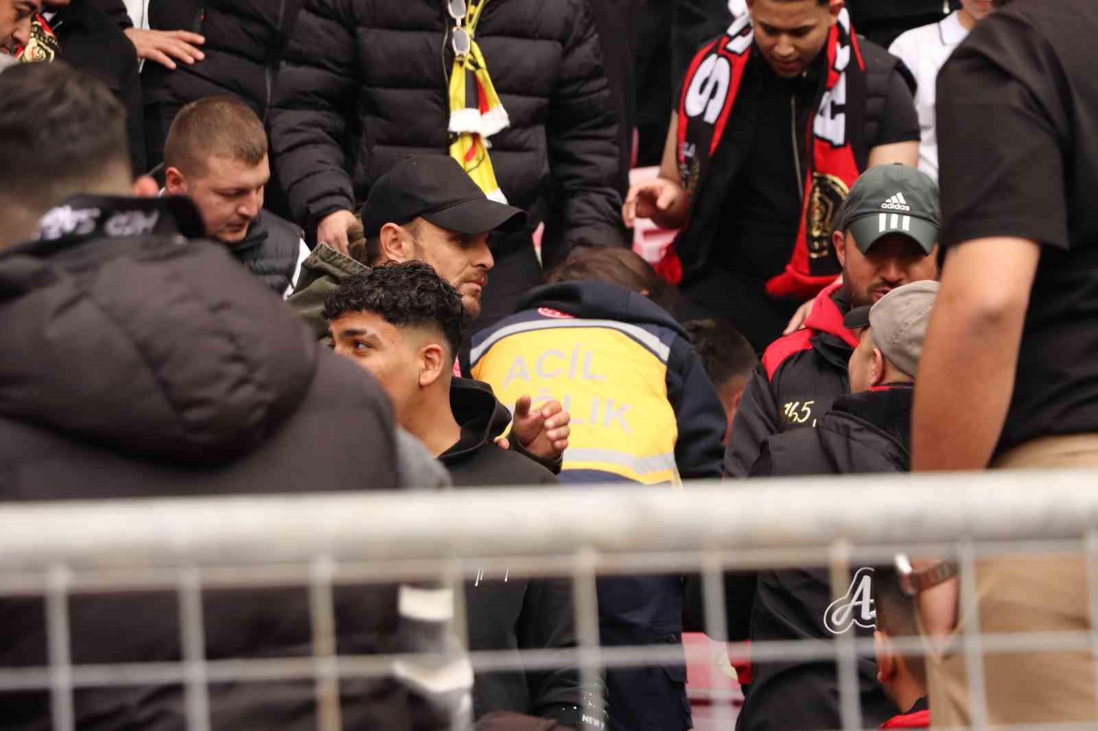 Tribünde epilepsi nöbeti geçiren taraftara sağlık ekipleri müdahale etti
