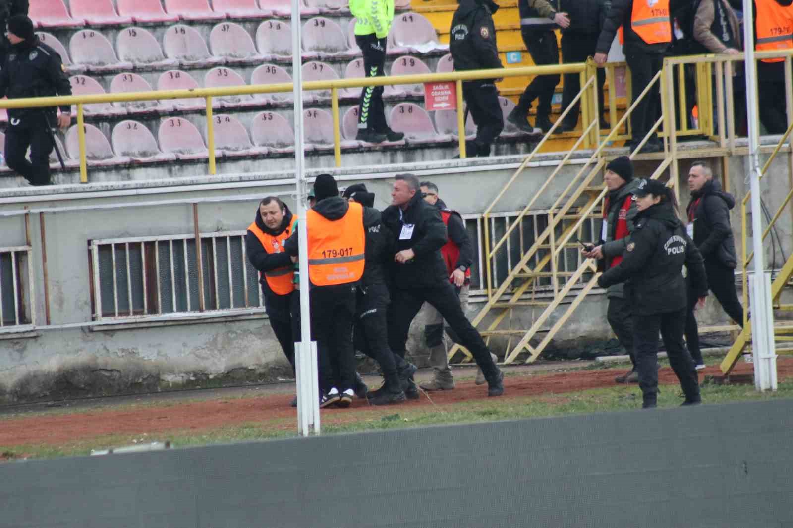 Tribünden atlayan Sakaryasporlu taraftarlar kelepçeyle sahadan çıkartıldı
