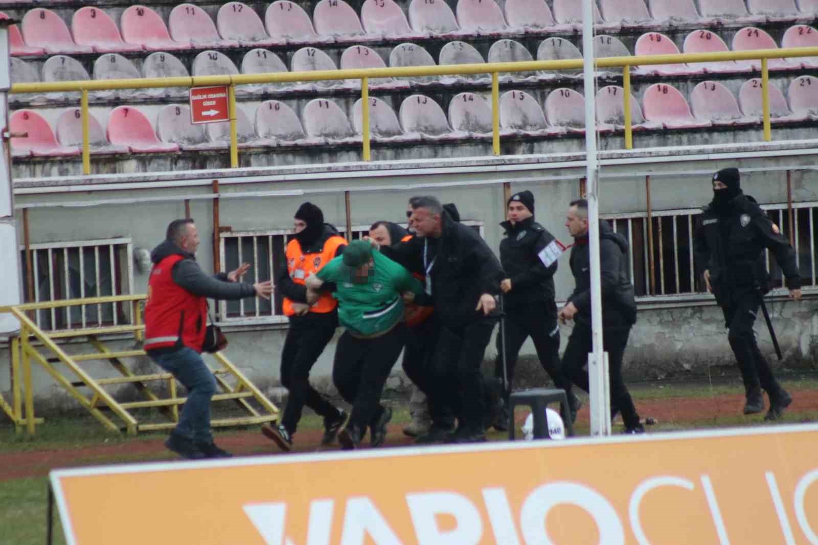 Tribünden atlayan Sakaryasporlu taraftarlar kelepçeyle sahadan çıkartıldı
