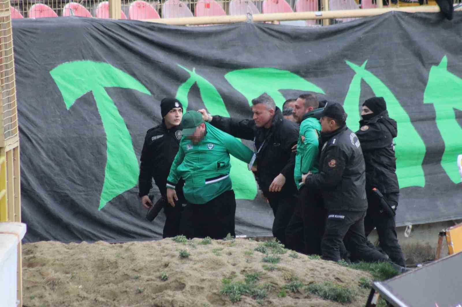 Tribünden atlayan Sakaryasporlu taraftarlar kelepçeyle sahadan çıkartıldı
