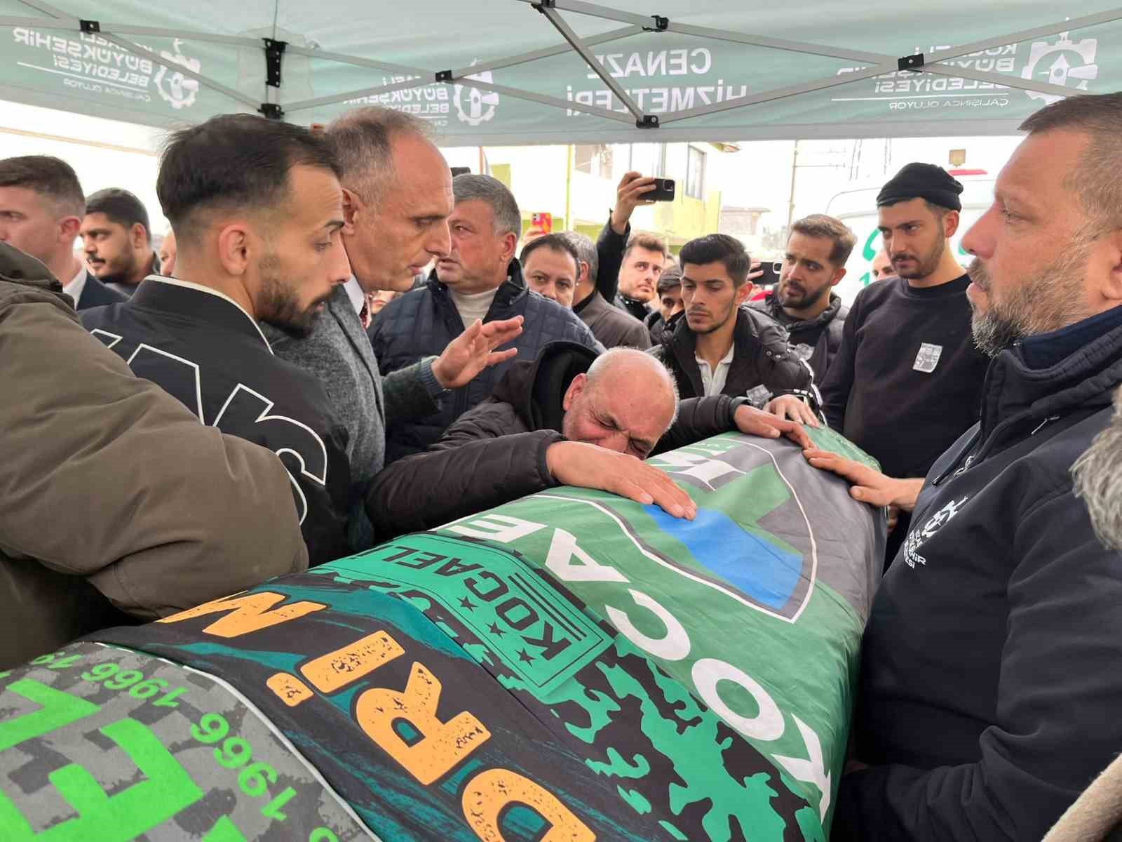 Tribünden düşerek ölen taraftarın babasından yürek yakan feryat
