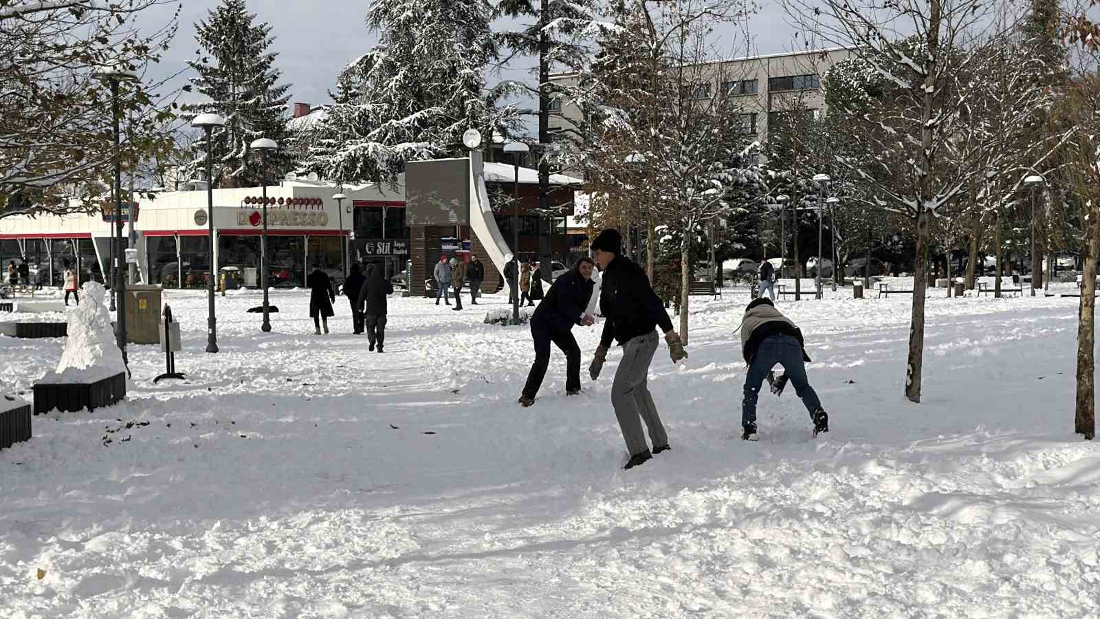 Tropikal misafirler kar yağışını görünce mest oldu
