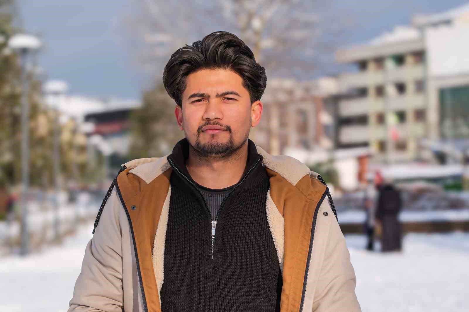 Tropikal misafirler kar yağışını görünce mest oldu
