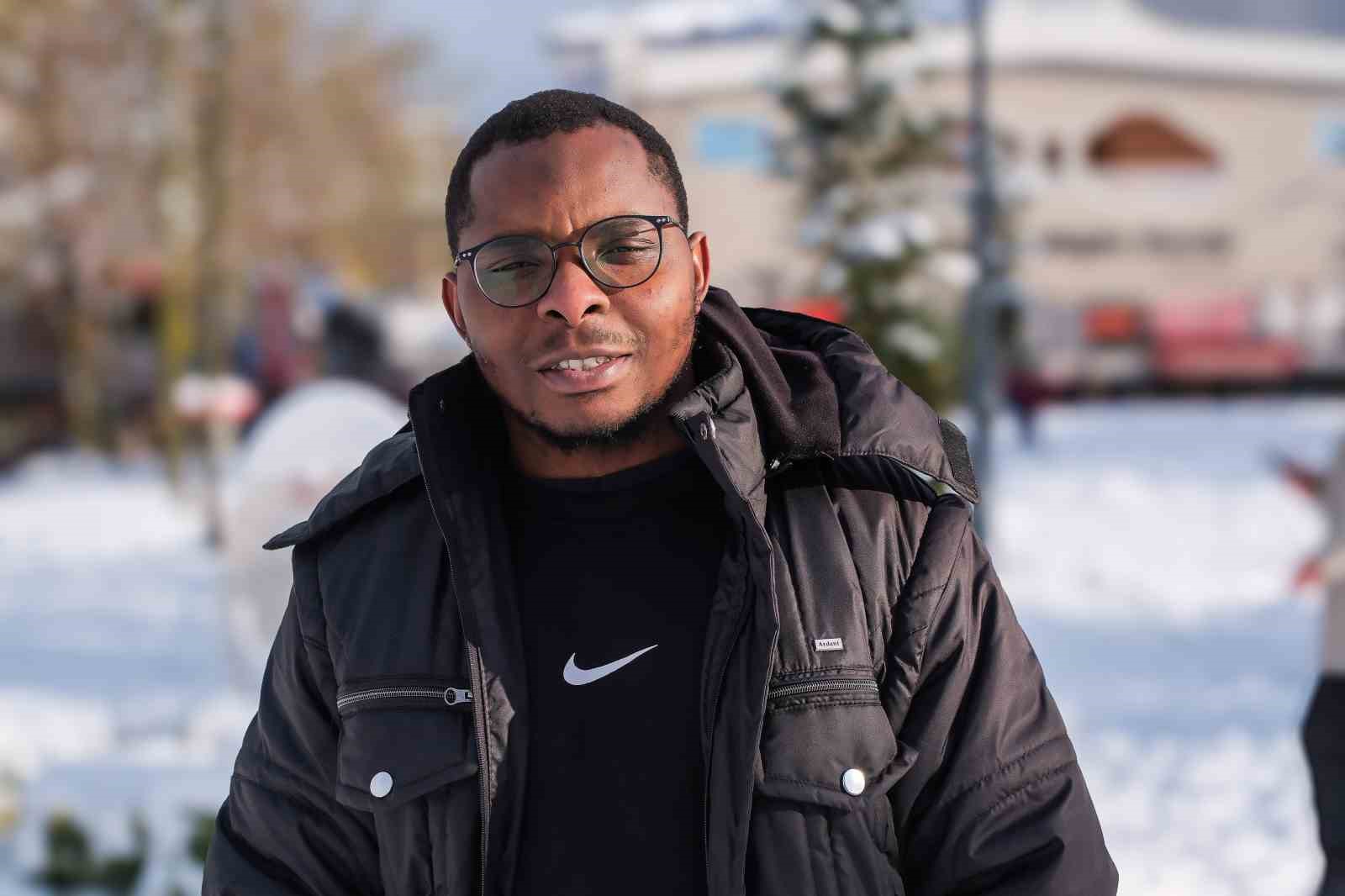 Tropikal misafirler kar yağışını görünce mest oldu
