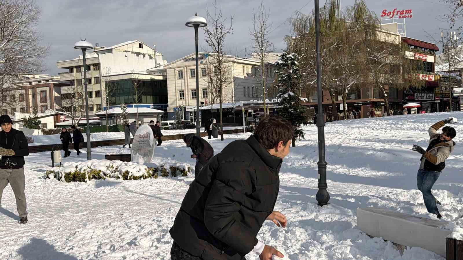 Tropikal misafirler kar yağışını görünce mest oldu

