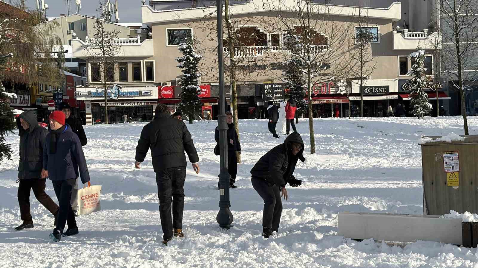 Tropikal misafirler kar yağışını görünce mest oldu
