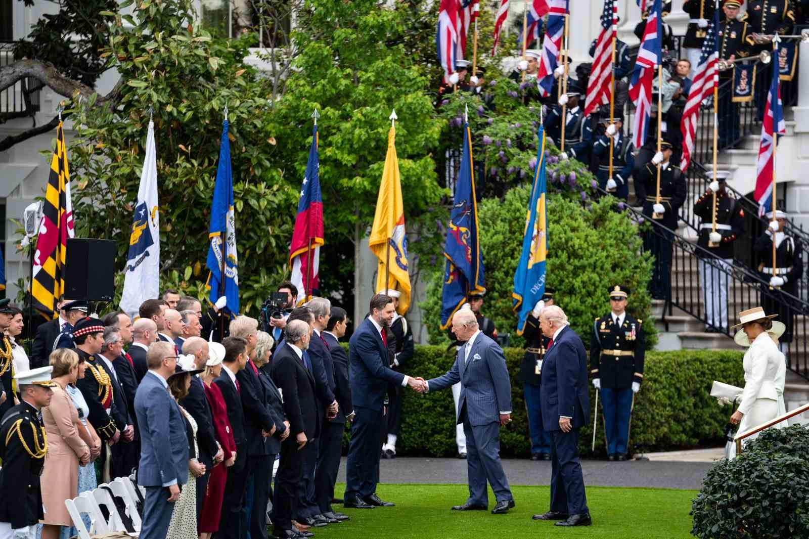 Trump, İngiltere Kralı Charles’ı Beyaz Saray’da askeri törenle karşıladı
