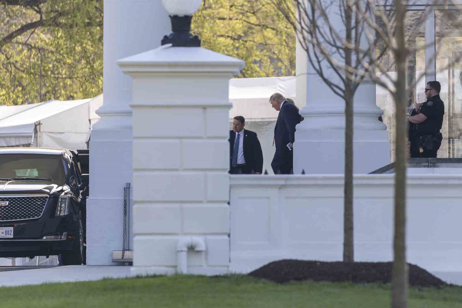 Trump, Yüksek Mahkeme duruşmasına katılan görevdeki ilk başkan oldu
