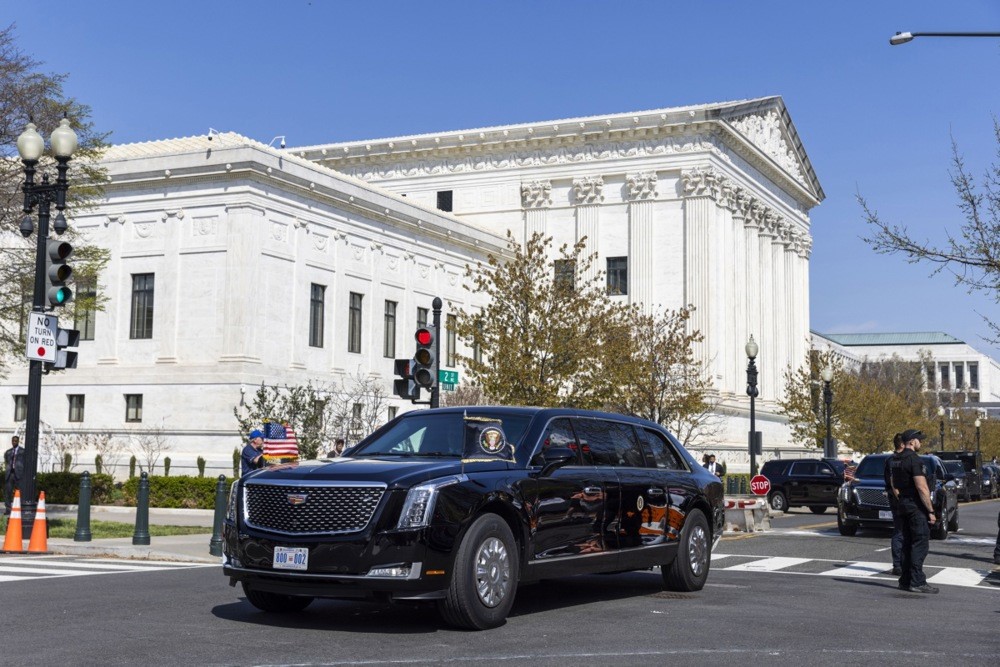 Trump, Yüksek Mahkeme duruşmasına katılan görevdeki ilk başkan oldu
