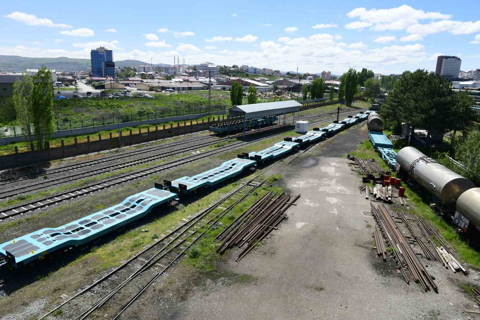 TSK’nın stratejik araçları demiryoluyla güvenle taşınıyor
