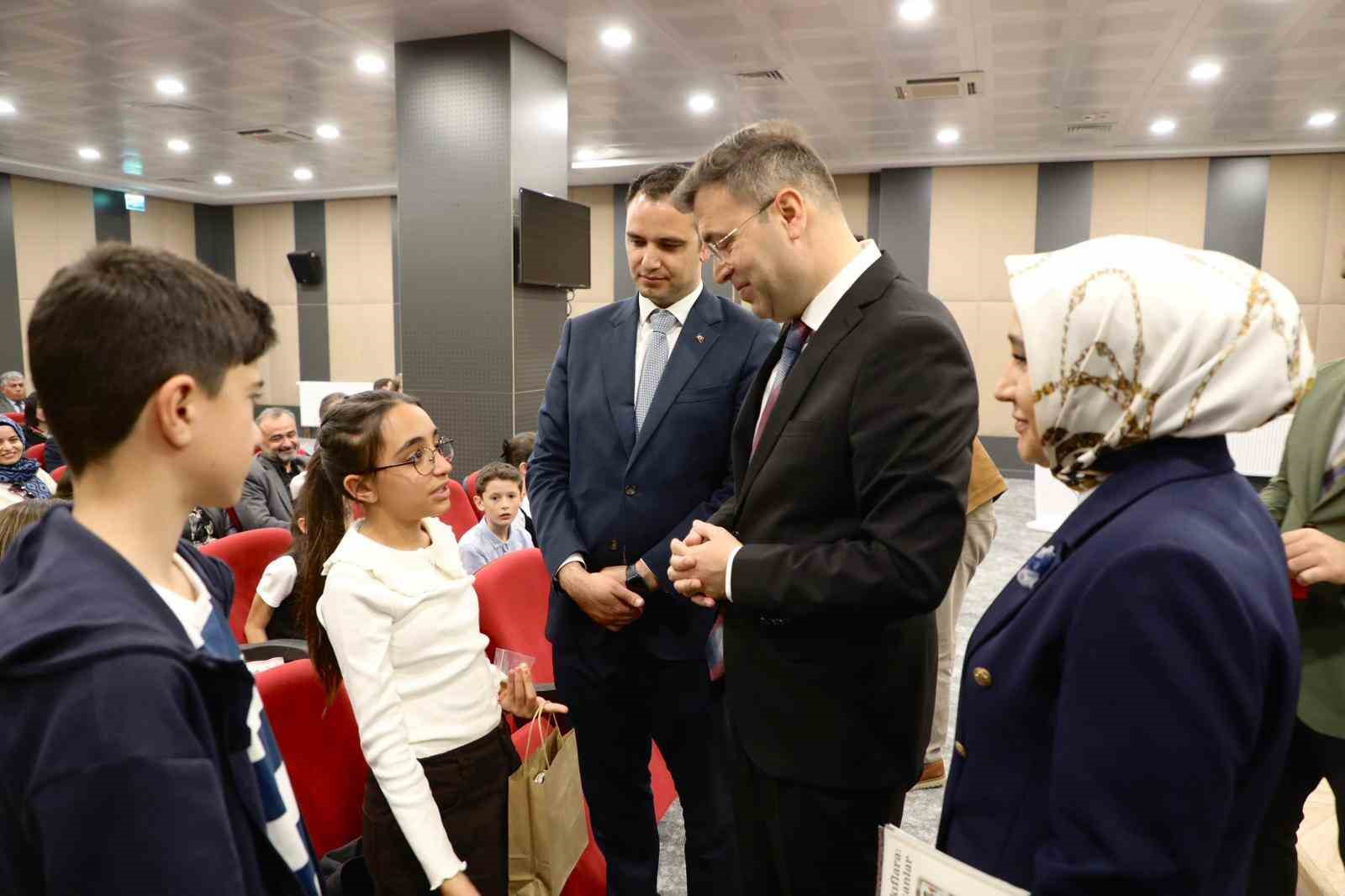 TÜBİTAK başarısı gösteren öğrencilere valilikten hediye
