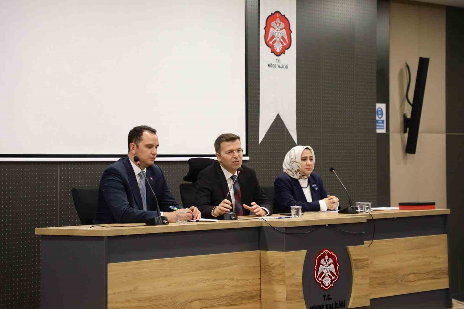 TÜBİTAK başarısı gösteren öğrencilere valilikten hediye
