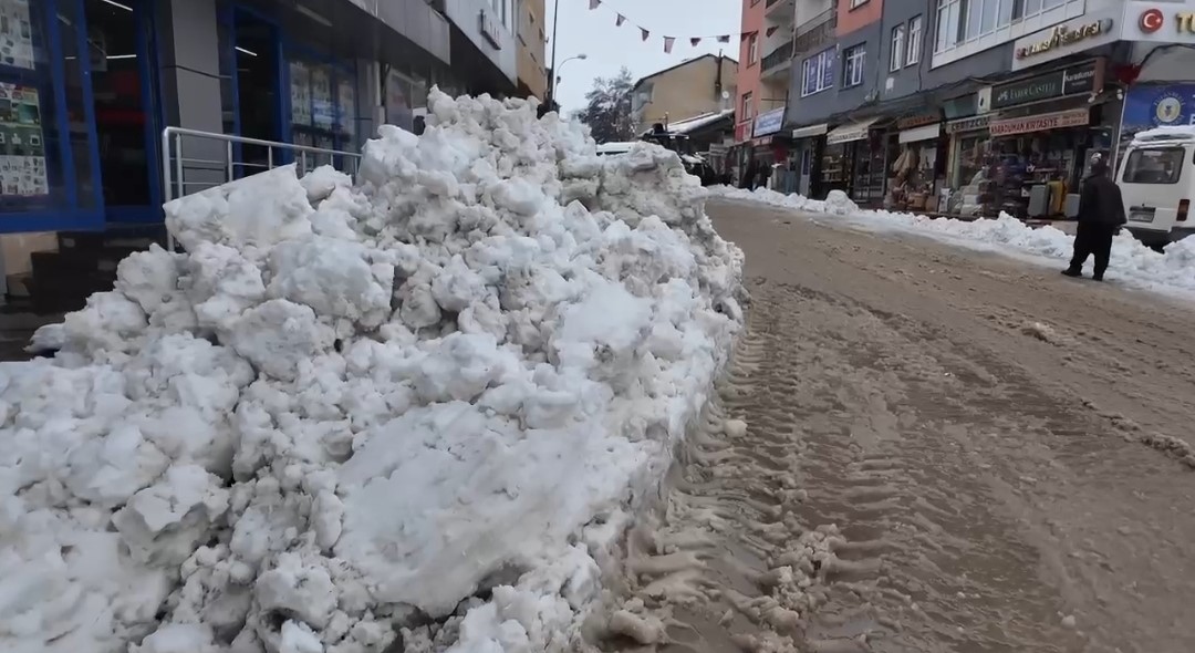 Tufanbeyli’de 40 santimetreyi bulan kar yağışı hayatı olumsuz etkiledi
